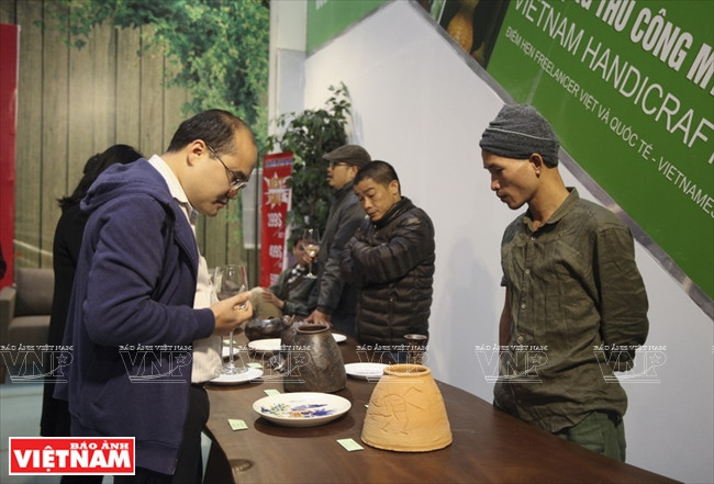 L’exposition a présenté des œuvres de Bat Trang et Huong Canh, deux villages de céramique réputés.