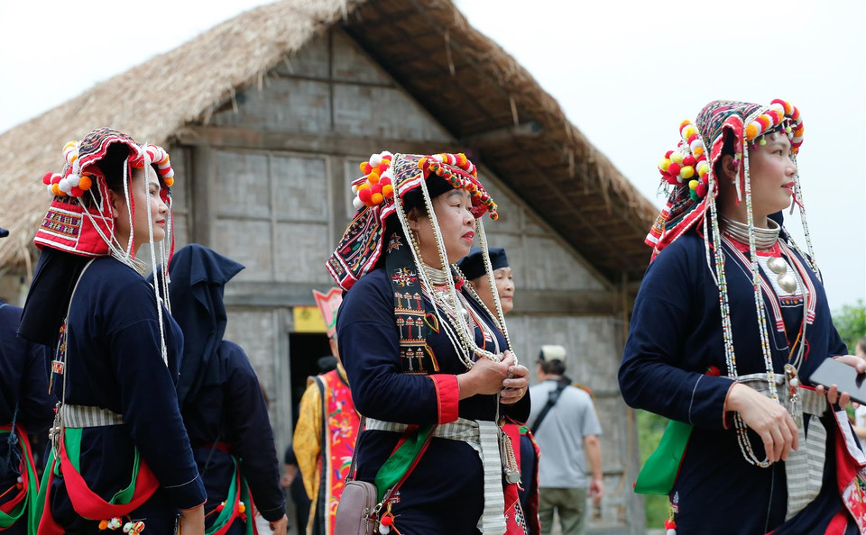 Le costume traditionnel des "Dao quân chet" reprend la couleur principale de l'indigo, associée à des motifs brodés, des accessoires sophistiqués.
