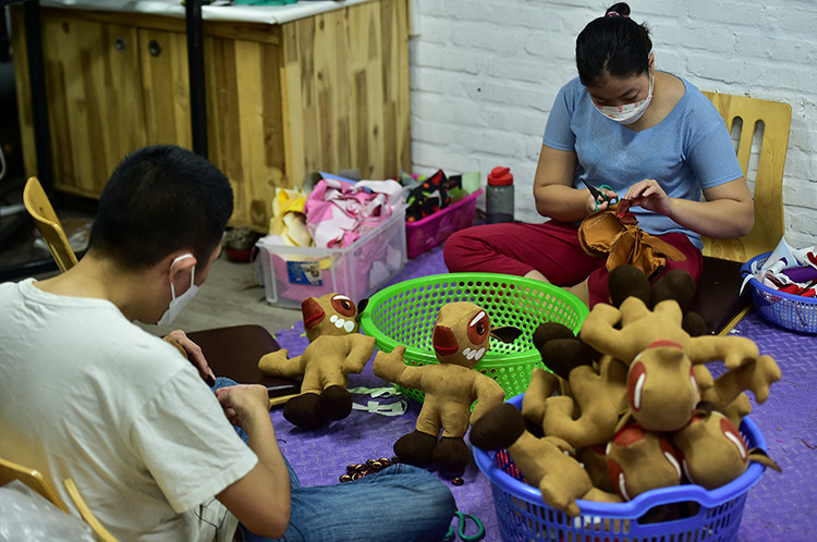 Le prix d'un saola en peluche, mascotte des SEA Games 31, est de 360.000 dongs/unité. 
