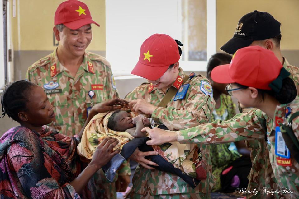 Des infirmières et médecins vietnamiens offrent des cadeaux au Département d'obstétrique de la polyclinique de Bentiu. Photo: Hôpital de campagne de niveau 2 n° 3