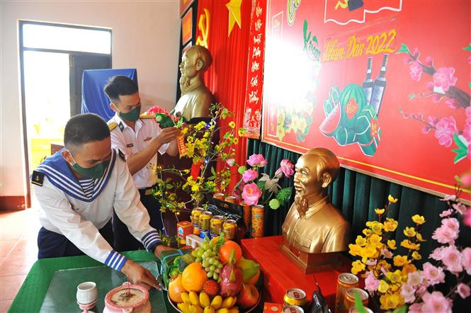 Des soldats de l'île d'An Bang préparent des plats traditionnels pour accueillir le Nouvel An lunaire. 