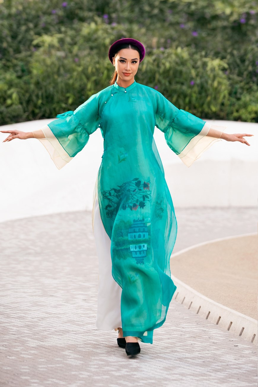 Trois collections de mode des designers Vu Viet Ha, Chu La et Ly Qui Khanh présentent à la fois des éléments traditionnels, des motifs anciens, des folks ethniques et un mélange de beauté moderne. Photo: Vietnam+