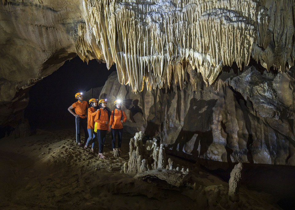 Sur certaines sections les touristes rencontrent de grandes zones avec des stalactites aux formes variées.