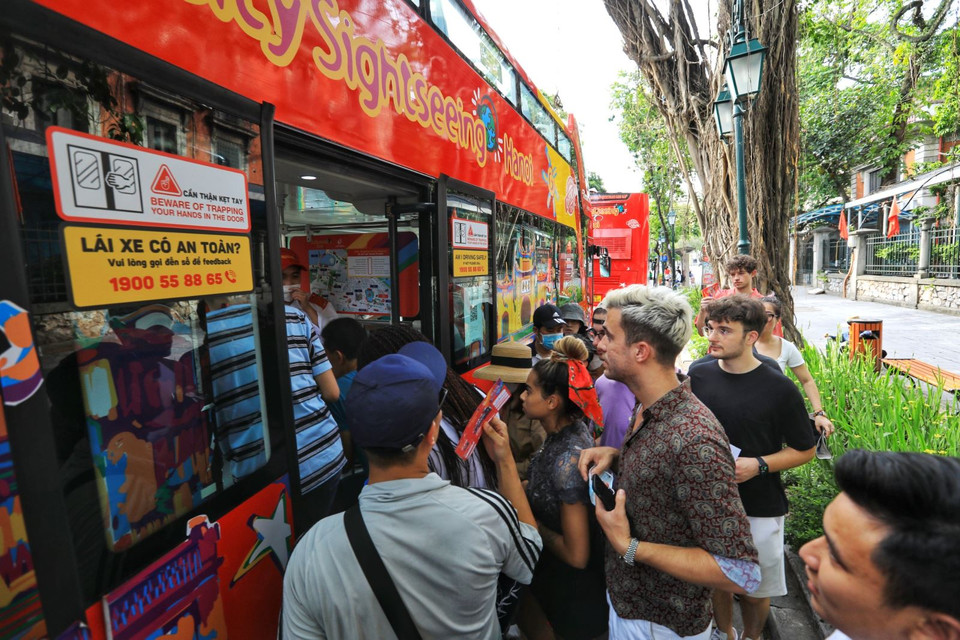 De nombreux touristes étrangers souhaitent visiter Hanoï en bus à impériale.