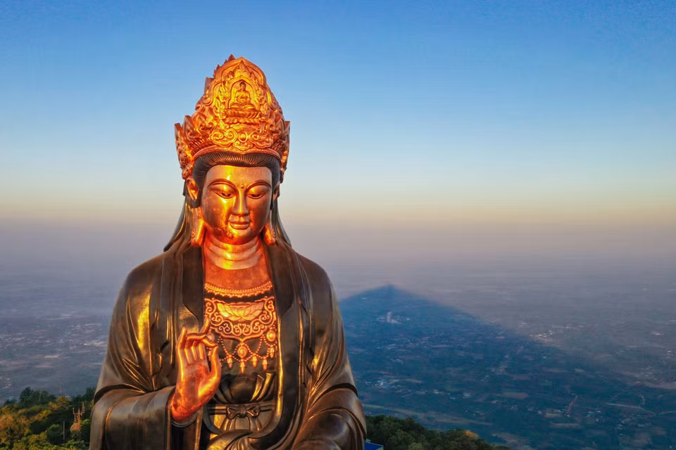 La statue de Bouddha Tay Bo Da Son au mont de Ba Den est la plus grande d'Asie, moulée en bronze monolithique.