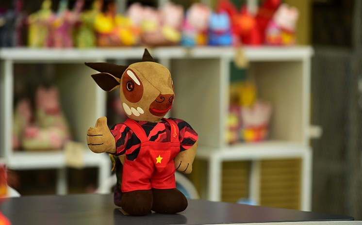 En raison du manque de main-d’œuvre, la société Kym Viet n'a produit qu'un millier de saolas en peluche.