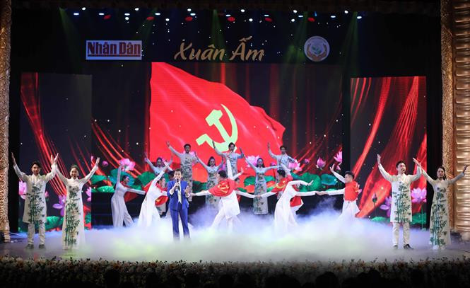 Chants et danses dans le programme artistique "Printemps chaleureux" organisé par le centre de télévision Nhan Dan (Peuple) et le journal Nhan Dan. 