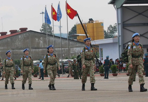Des femmes soldats lors de la cérémonie de départ. Photo: VNA