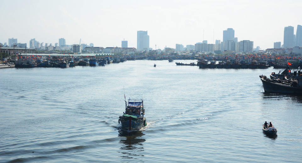 Des bateaux de pêche au port de Tho Quang, à Da Nang. 