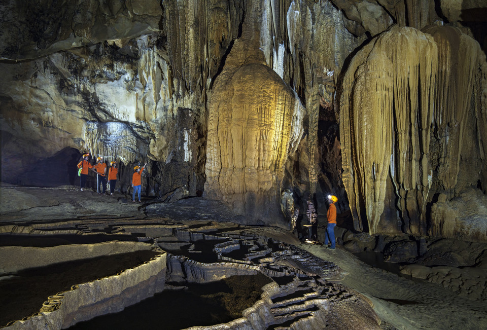 La grotte est à environ 50 km de la ville de Dong Hoi au sud-ouest. Au village de Coi Da (commune de Ngan Thuy, Le Thuy), les visiteurs parcourent une distance d'environ 2 km pour atteindre le pied de la montagne. En chemin, ils peuvent admirer les maisons sur pilotis des Van Kieu.
