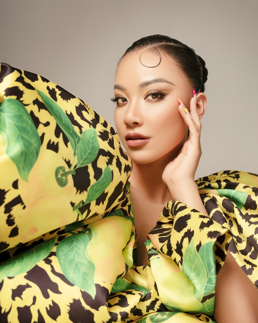 En choisissant un ao dai innovant pour cette collection de photos, Miss Khanh Van, les dauphines Hoang My et Kim Duyen ont toutes affirmé leur propre beauté. 