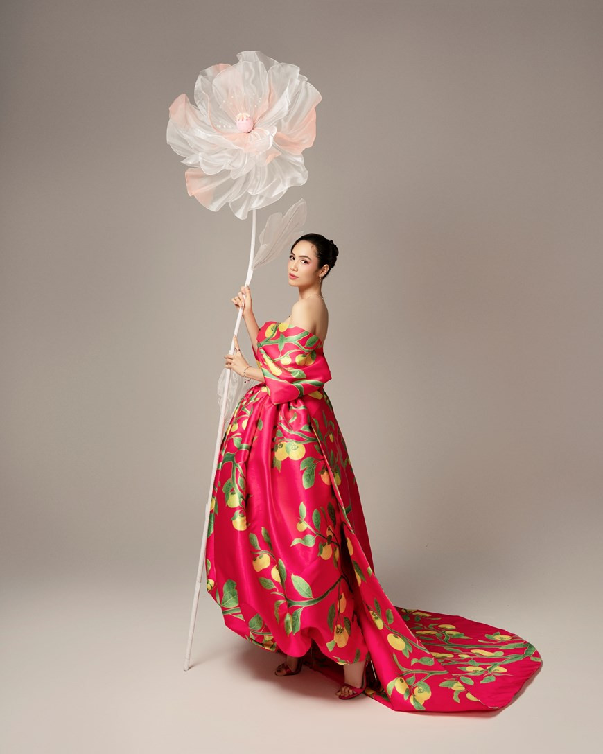 Admirez la beauté brillante de la "famille" de Miss Univers Vietnam pour saluer le printemps. 