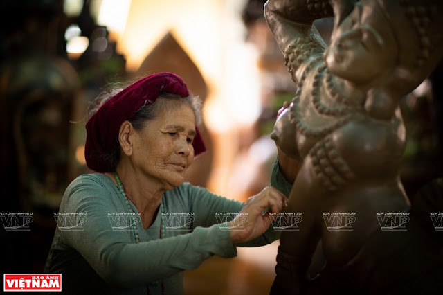 L'artisan Truong Thi Gach, 80 ans, termine sa création d'une danseuse Apsara. Photo: Vietnam Illustré