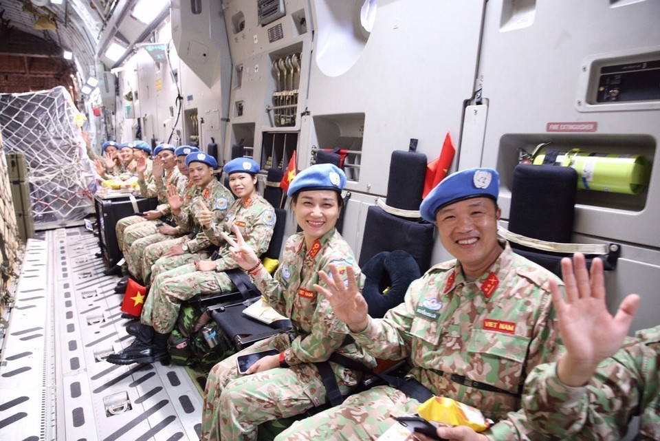 Des officiers féminins de l'Hôpital de campagne de niveau 2 n° 2 et leurs collègues masculins à bord d'un avion de transport militaire Boeing C-17 Globemaster III de la Royal Australian Air Force, partent en mission au Soudan du Sud. Photo: VNA