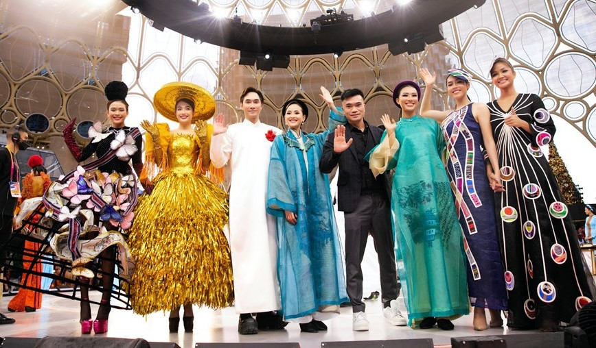 L'événement a lieu à Al Wasl Square, à Dubai, réunissant la présence de Miss univers 2018 H'Hen Nie, des dauphines tels que Vu Hoang My, Mau Thuy, Le Hang, Kim Duyen, etc. Photo: Vietnam+
