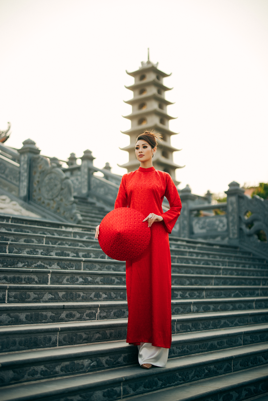 Miss Khanh Van porte un "ao dai" rouge vif, exprimant son aspiration et sa confiance dans les bonnes choses.