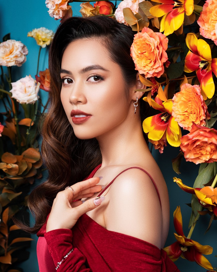 En choisissant des costumes aux couleurs vives, Miss Khanh Van, les dauphines Hoang My et Kim Duyen ont montré leur beauté. 