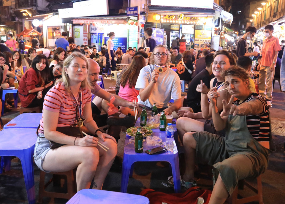 Un groupe d'étrangers dans la rue Ta Hien.