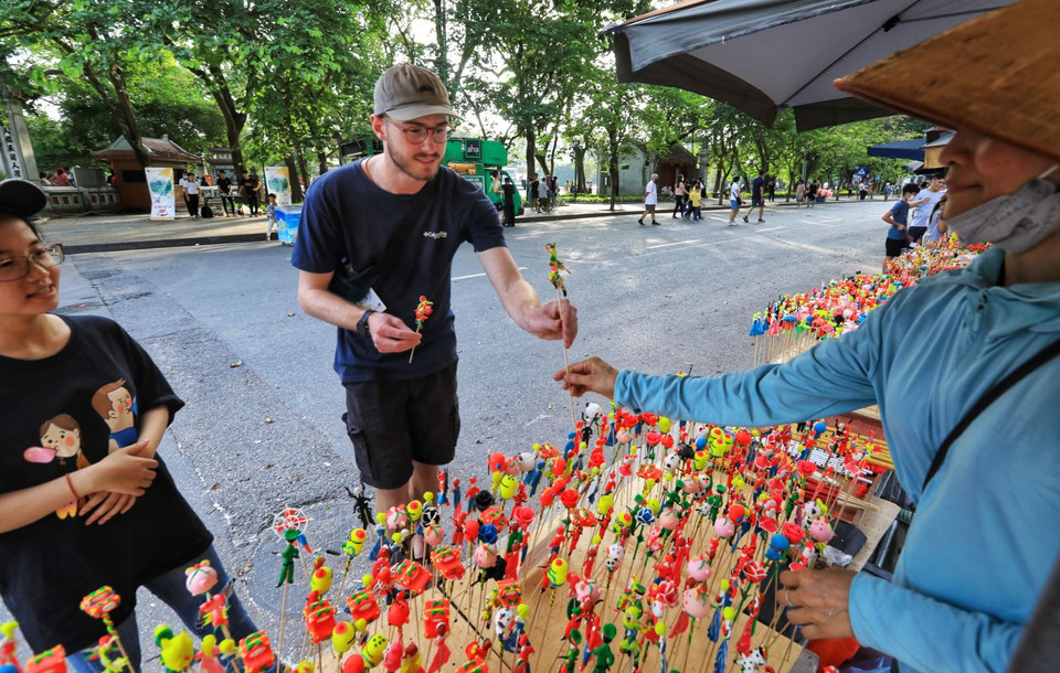 Les to he, les figurines en pâte de riz gluant, attirent des touristes étrangers. 