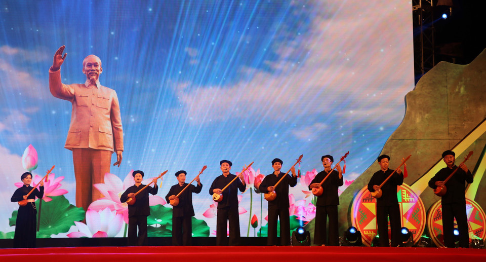 Spectacle de chant "Then" et de cithare "Tinh".