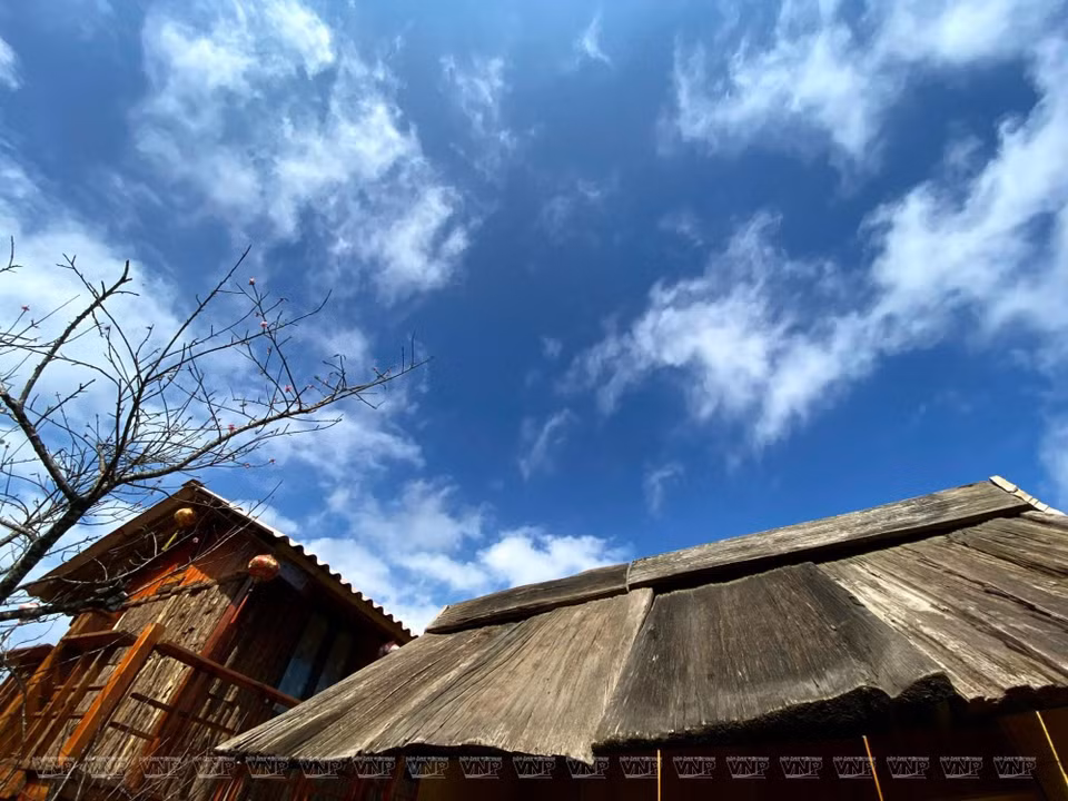 Toit d'une maison traditionnelle des Hmong recouverte de panneaux de bois Po Mu.