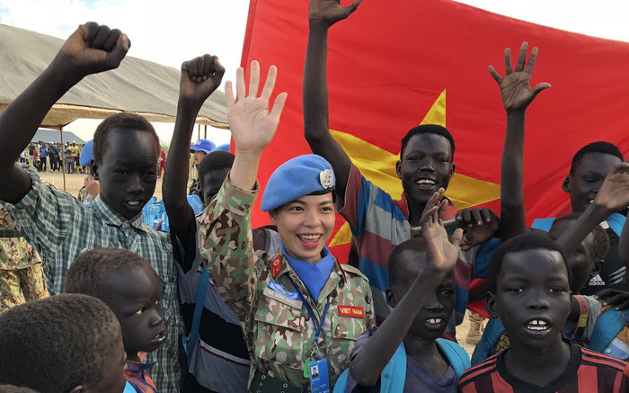 Le lieutenant Sa Minh Ngoc et des enfants du Soudant du Sud dans un camp de réfugiés. Photo: phunuvietnam.vn