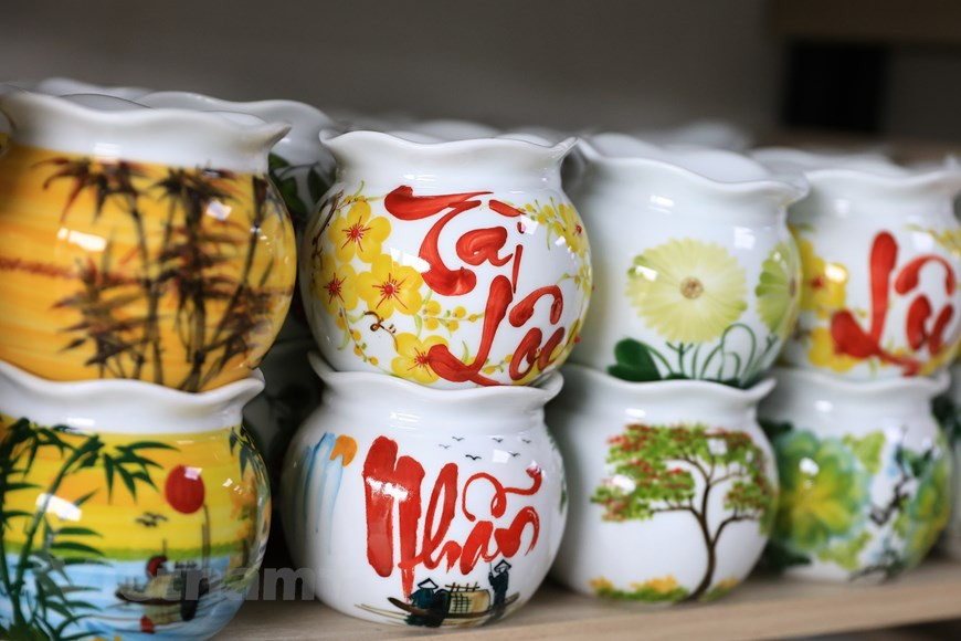 Il existe aussi de nombreux autres produits, notamment des articles ménagers qui sont eux aussi "habillés" des caractéristiques du Têt tels que : vases, plats peints de fleurs d'abricot, boîtes de fruits confitures du Têt... 