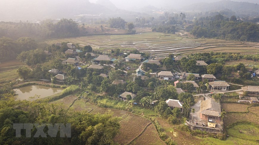 Le village de Giang Mo, situé au pied de la montagne Mo, est entouré de rizières verdoyantes et de montagnes. 