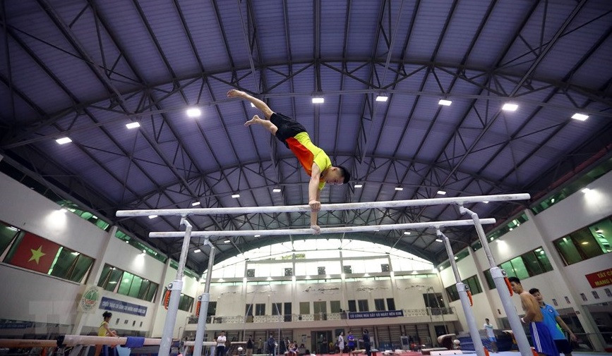 L'équipe de gymnastique s'entraîne au Centre national d'entraînement sportif de Hanoï. 