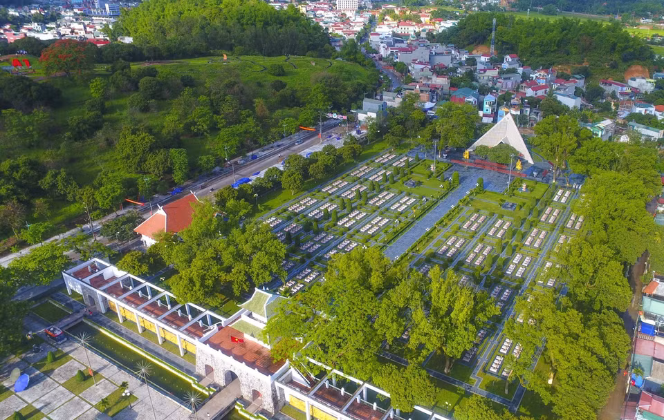 Le cimetière des Morts pour la Patrie A1 a une superficie de 3,2 ha. Modernisé en 1993, c'est le lieu de repos des héros morts lors de la campagne de Dien Bien Phu 1954. Photo: VNA