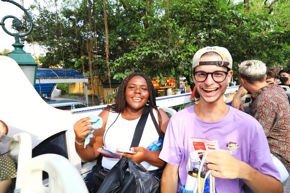 La joie des touristes étrangers lors de la visite de Hanoï en bus à impériale.