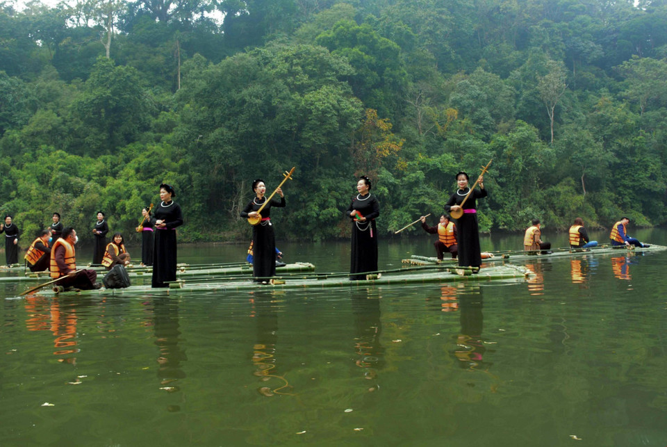 Pratique du chant "Then" sur le lac Na Nua dans le site historique national spécial de Tân Trao, province de Tuyên Quang.