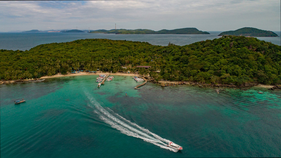 Des canots emmènent les touristes visiter l'île de May Rut, l'une des plus belles îles de Phu Quoc.