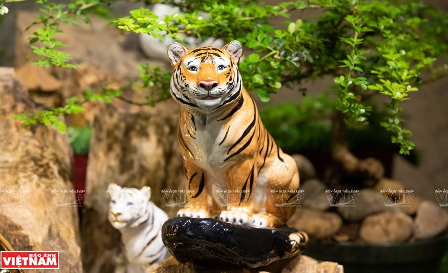 Collection de statues de tigre en porcelaine.