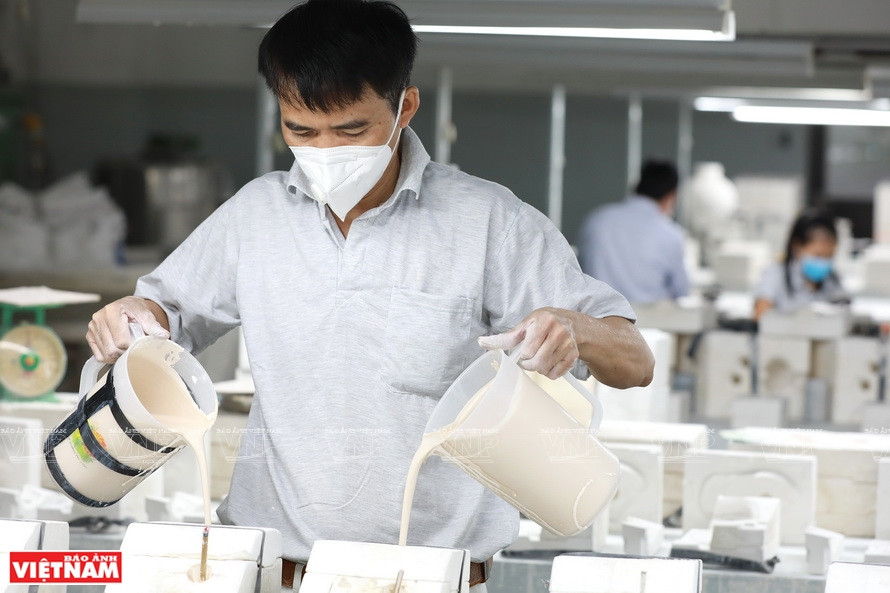 Processus de moulage pour fabriquer le produit brut. 