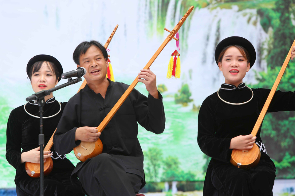 Spectacle de chant "Then" et de cithare "Tinh".