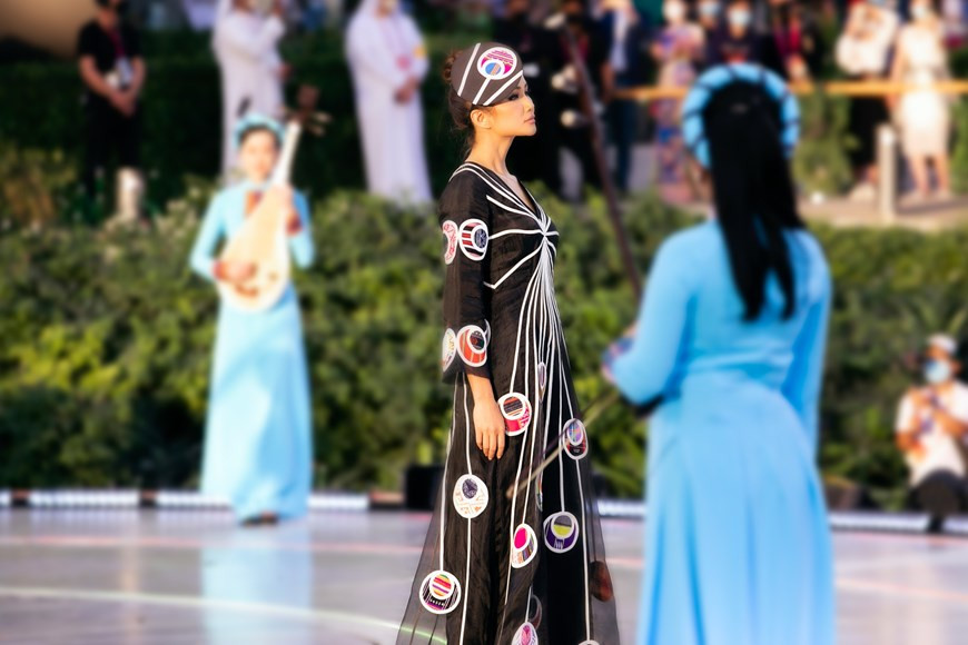 En tant que vedette de la collection 'Mosaïques du Vietnam', Miss H'Hen Niê est apparue avec un charisme et un physique exceptionnels. Photo : Vietnam+