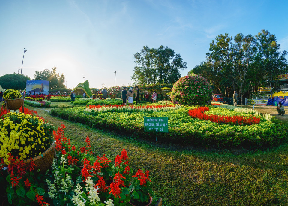 De jolis parterres de fleurs.