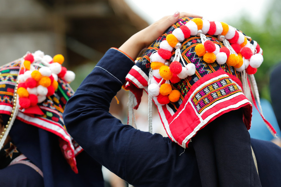 Le costume traditionnel des femmes comprend : chemise longue, pantalon, ceinture, legging, foulard et autres bijoux.