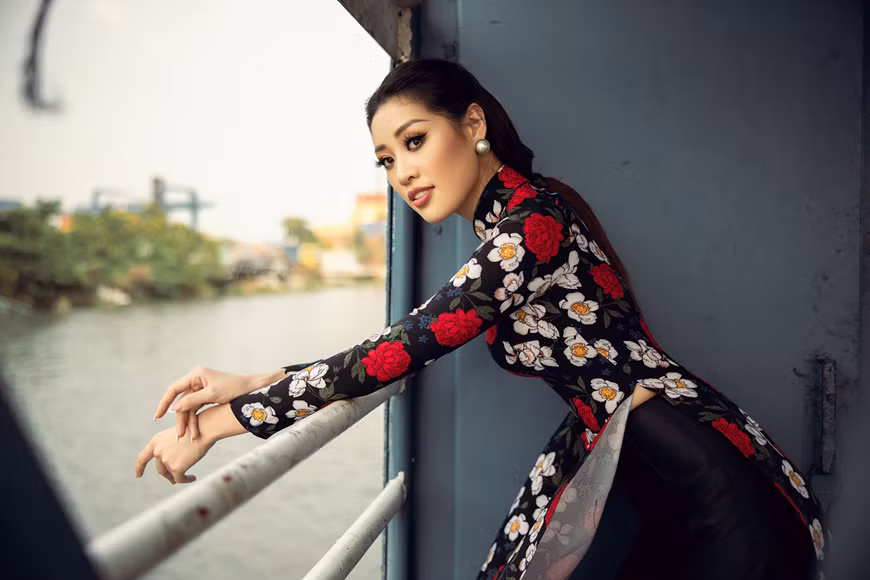 Miss Khanh Van porte un "ao dai" noir avec des motifs de petites fleurs, rappelant l'image des demoiselles urbaines d'autrefois. 