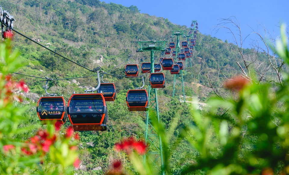 Le système de télécabine du mont de Ba Den au service des touristes.