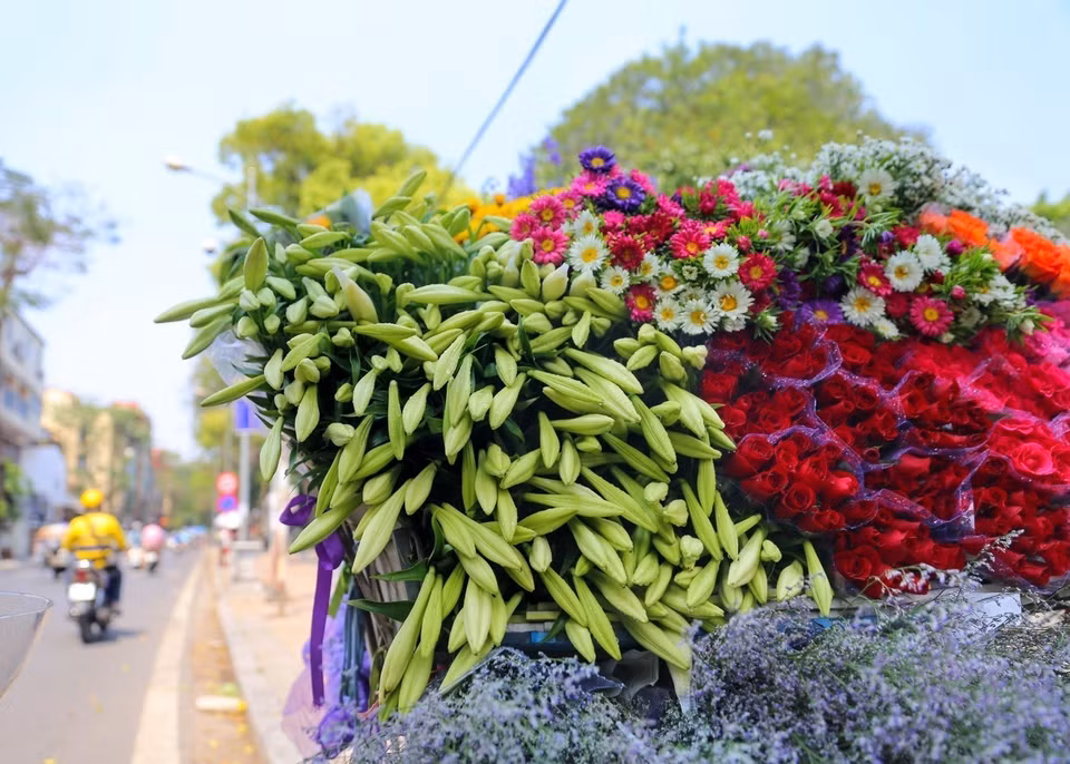Les lys de Pâques, comme de nombreuses autres fleurs, sont vendus à vélo dans les rues de la capitale. 