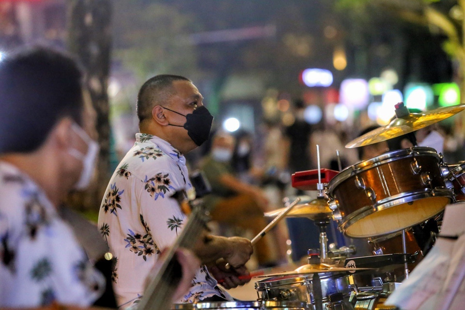 Spectacle dans l'espace piétonnier autour du lac Hoan Kiem.