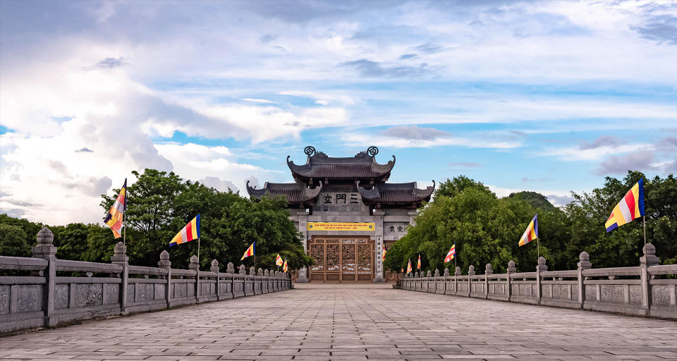 La porte Tam Quan de la pagode Bai Dinh. 