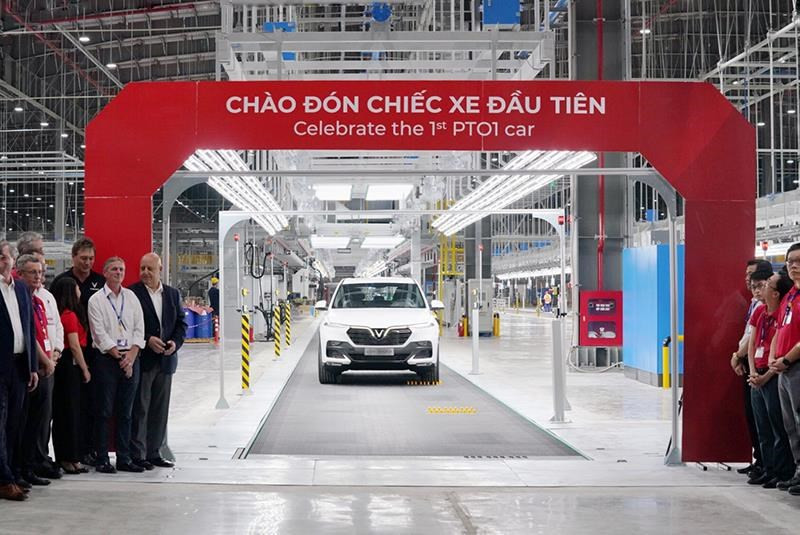 La voiture VinFast Lux SA2.0-la première voiture "made in Vietnam" produite par la SARL VinFast, relevant de Vingroup a roulé à titre d’essai le 6 mars à Hai Phong.