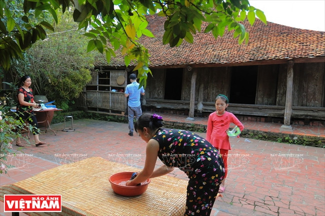 La maison de la famille de Mme La Thi Thao est la plus vieille et la plus spéciale au village de Duong Lam. Cette maison a été construite exactement en 1649. D’une superficie de 100m², cette maison de près de 400 ans à toiture de tuiles sert toujours d’habitation, à la 12e génération de la lignée.