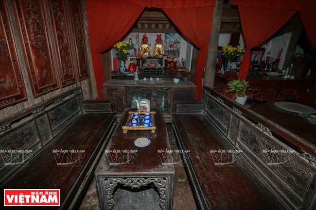 La travée centrale est réservée au culte des ancêtres et à la réception des invités.