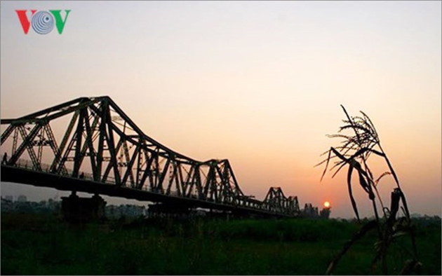Le pont Long Biên (Paul Doumer) est témoin de l’Histoire nationale depuis 100 ans, notammant des deux dernières résistances. Photo: Hà Thành
