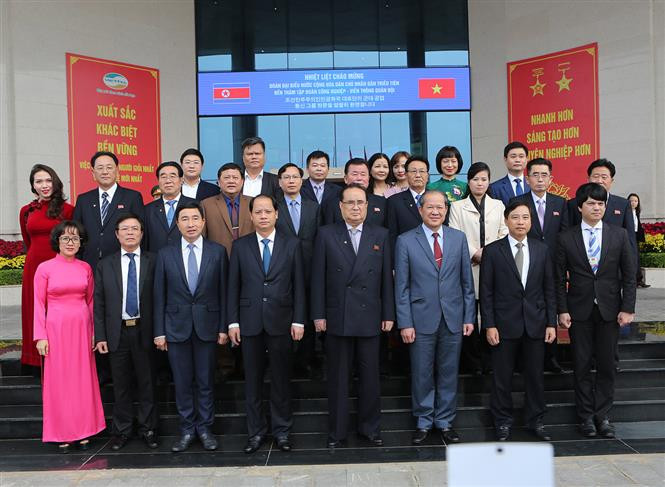 Une délégation de la RPDC s’est rendue jeudi 28 février au complexe de recherche et de production d'équipements civils du groupe de l'industrie et des télécommunications de l'Armée (Viettel), à Hanoï et a pris une photo de souvenir avec des cadres et du personnel de Viettel.