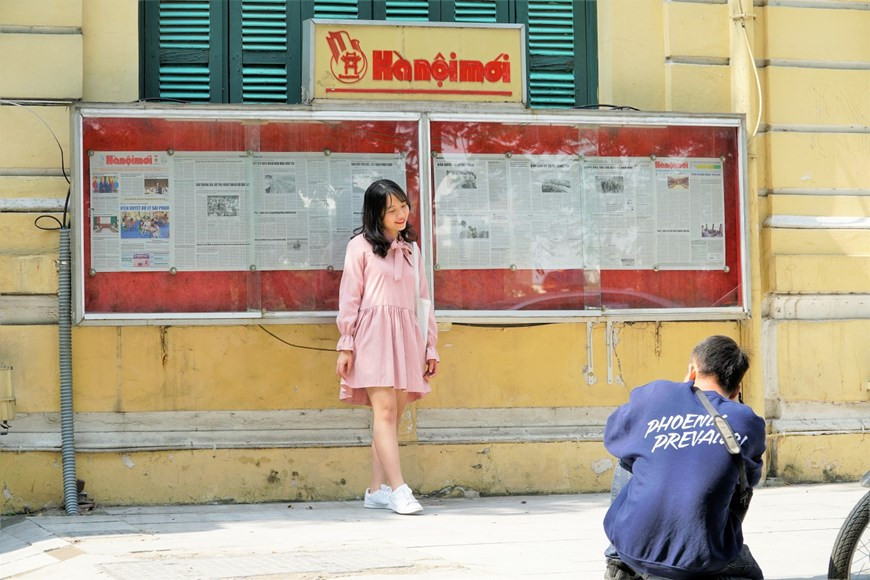 A l'extérieur du siège du quotidien Ha Noi Moi, au bord du lac de l'Epée restituée. Photo : Minh Hieu/Vietnam+